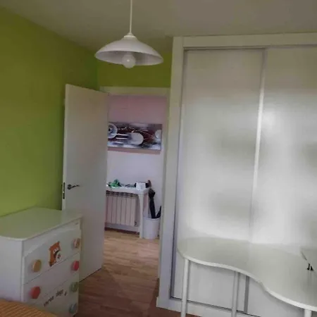 Habitacion En Apartamento Compartido , En Espectacular Bajo 3 Habitaciones Dos Banos Lägenhet *