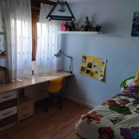 Habitacion En Apartamento Compartido , En Espectacular Bajo 3 Habitaciones Dos Banos Lägenhet *