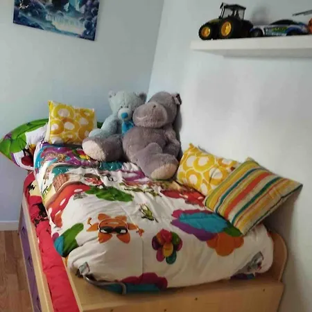 Habitacion En Apartamento Compartido , En Espectacular Bajo 3 Habitaciones Dos Banos Lägenhet *