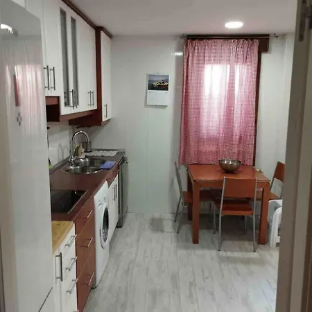 Habitacion En Apartamento Compartido , En Espectacular Bajo 3 Habitaciones Dos Banos Lägenhet Soria