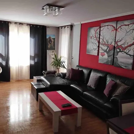 Habitacion En Apartamento Compartido , En Espectacular Bajo 3 Habitaciones Dos Banos Lägenhet *
